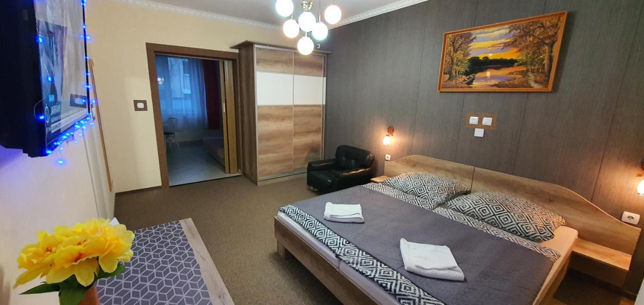 Szlavi Apartman Baja Exteriör bild