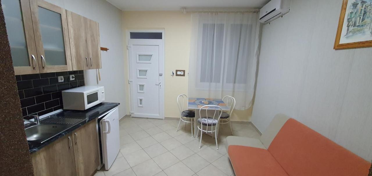 Szlavi Apartman Baja Exteriör bild